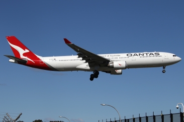 VH-QPH (695) 2005 Airbus A330-303
