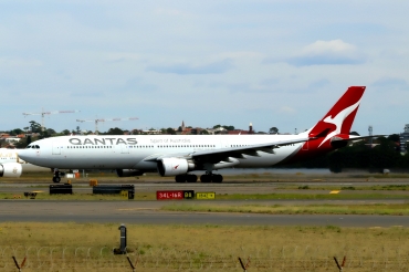 VH-QPH (695) 2005 Airbus A330-303