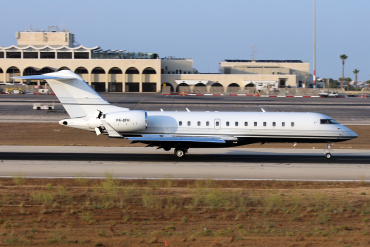 P4-BFH (9087) 2000 Bombardier BD-700-1A10 Global Express