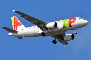 CS-TTI (933) 1998 Airbus A319-111