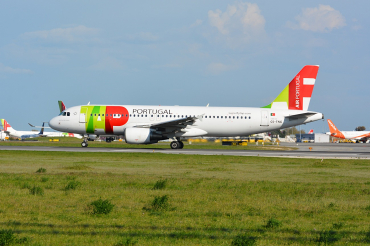 CS-TNG (945) 1998 Airbus A320-214