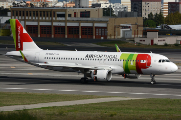 CS-TNQ (3769) 2009 Airbus A320-214(WL)
