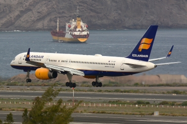TF-FIP (30423) 2000 Boeing 757-208(WL)