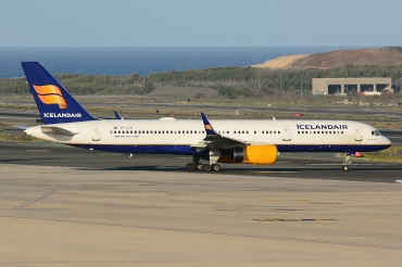 TF-LLX (29311) 2000 Boeing 757-256(WL)