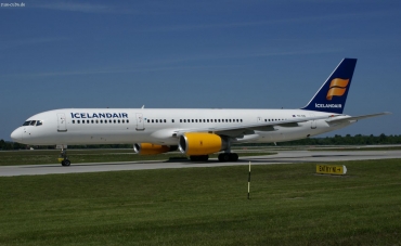 TF-FIC (30735) 2000 Boeing 757-23N