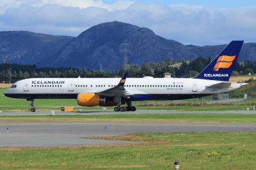 TF-FII (24760) 1990 Boeing 757-208(WL)