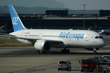 EC-MOM · Boeing 787-8 Dreamliner · BCN / LEBL
