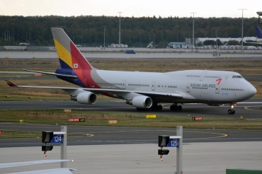 HL7418 (cn 25780) Boeing 747-48E