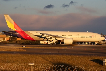 HL7756 (cn 30860) Boeing 777-28EER