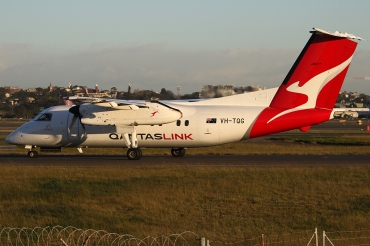 VH-TQG (430) Bombardier Dash 8 201