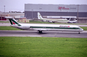 I-DAWI (49194) 1984 McDonnell Douglas MD-82