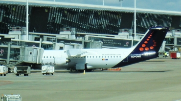 OO-DWE (cn E3327) BAe Avro RJ100