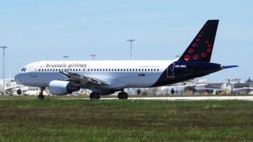 OO-SNG (1885) 2002 Airbus A320-214