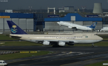 HZ-AIU (cn 24359) Boeing 747-268F