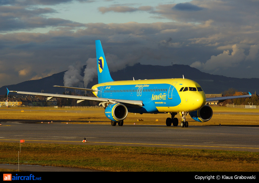 UR-DAI · Airbus A320-212 · (SZG / LOWS)