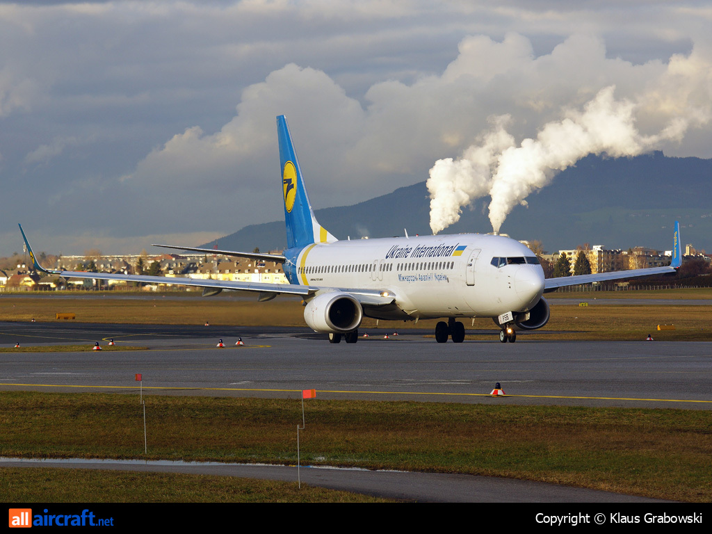 UR-PSB · Boeing 737-8HX(WL) · (SZG / LOWS)