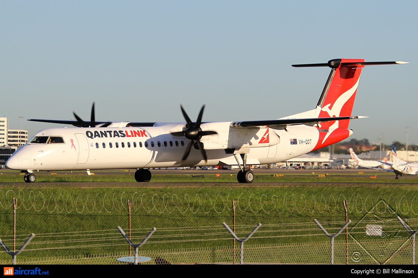 VH-QOT · Bombardier Dash 8-Q402 · (SYD / YSSY)