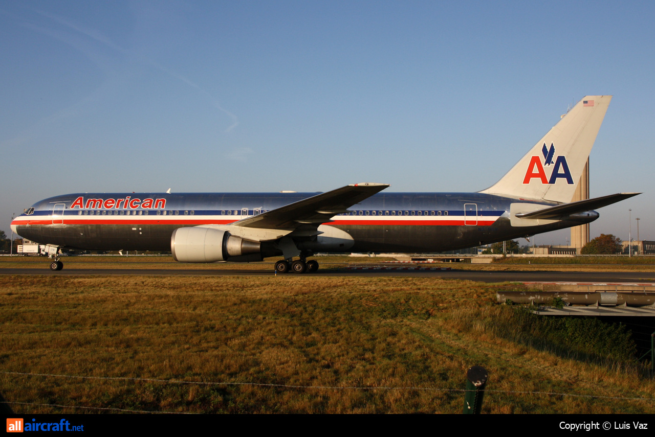 N376AN · Boeing 767-323/ER · (CDG / LFPG)