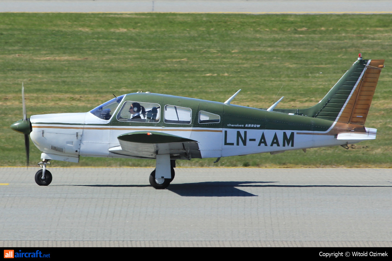 LN-AAM · Piper PA-28R-200 Cherokee Arrow II · (SVG / ENZV)