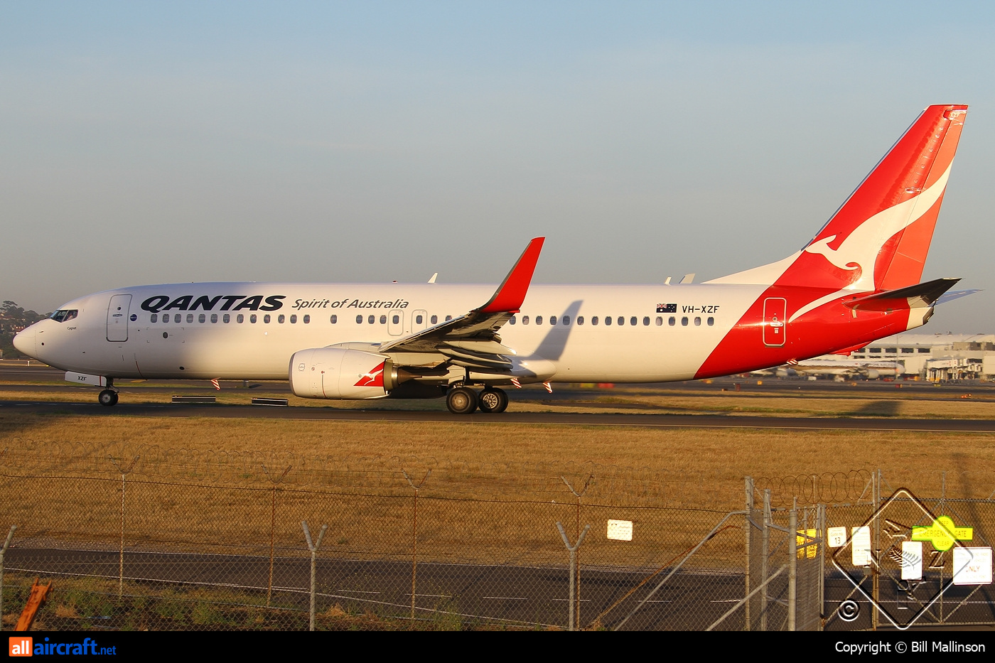 VH-XZF · Boeing 737-838 · (SYD / YSSY)