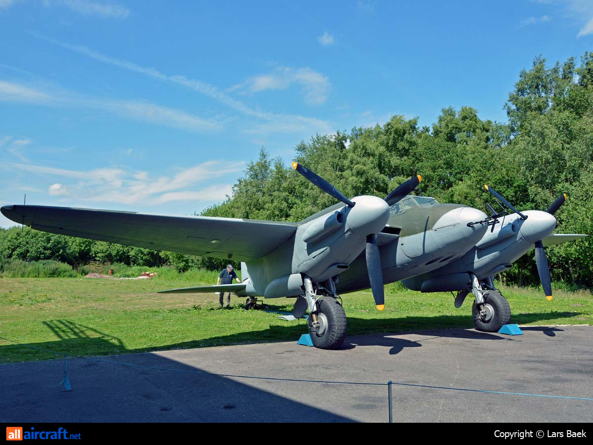 HJ711 · De Havilland DH-98 Mosquito NF11 · (EGYK)