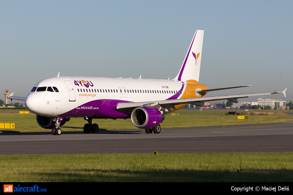 UR-CMK · Airbus A320-212 · (WAW / EPWA)