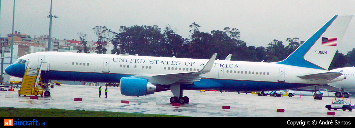 99-0004 · Boeing C-32A · (LIS / LPPT)