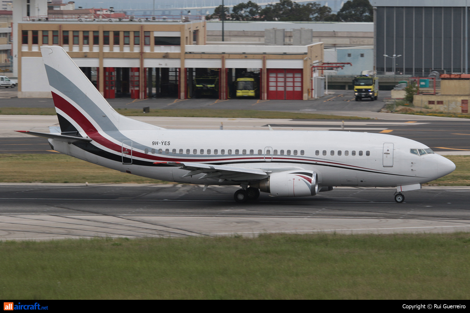 9H-YES · Boeing 737-5Q8 · (LIS / LPPT)