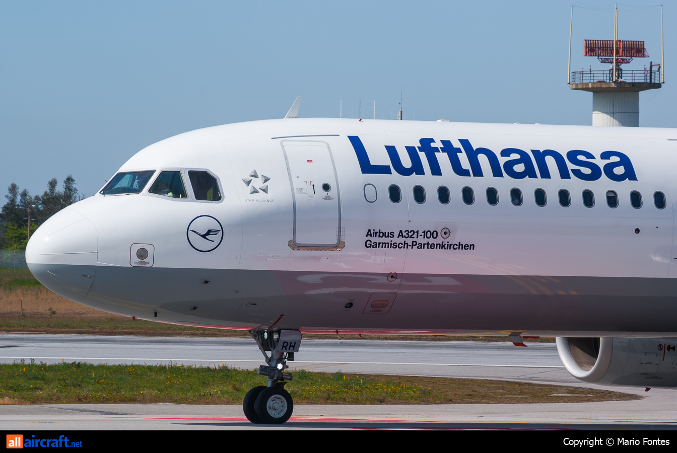 D-AIRH · Airbus A321-131 · (OPO / LPPR)