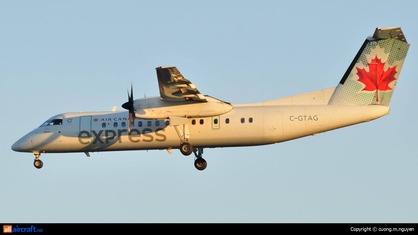 C-GTAG · Bombardier Dash 8-301 · (YUL / CYUL)