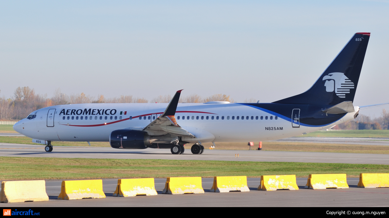 N825AM · Boeing 737-852 · (YUL / CYUL)
