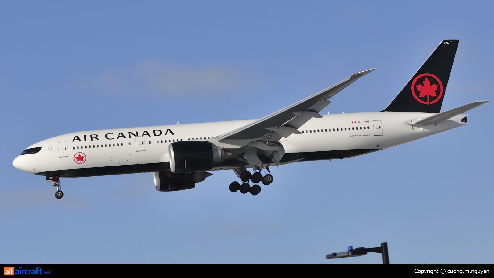 C-FNNH · Boeing 777-233/LR · (YUL / CYUL)
