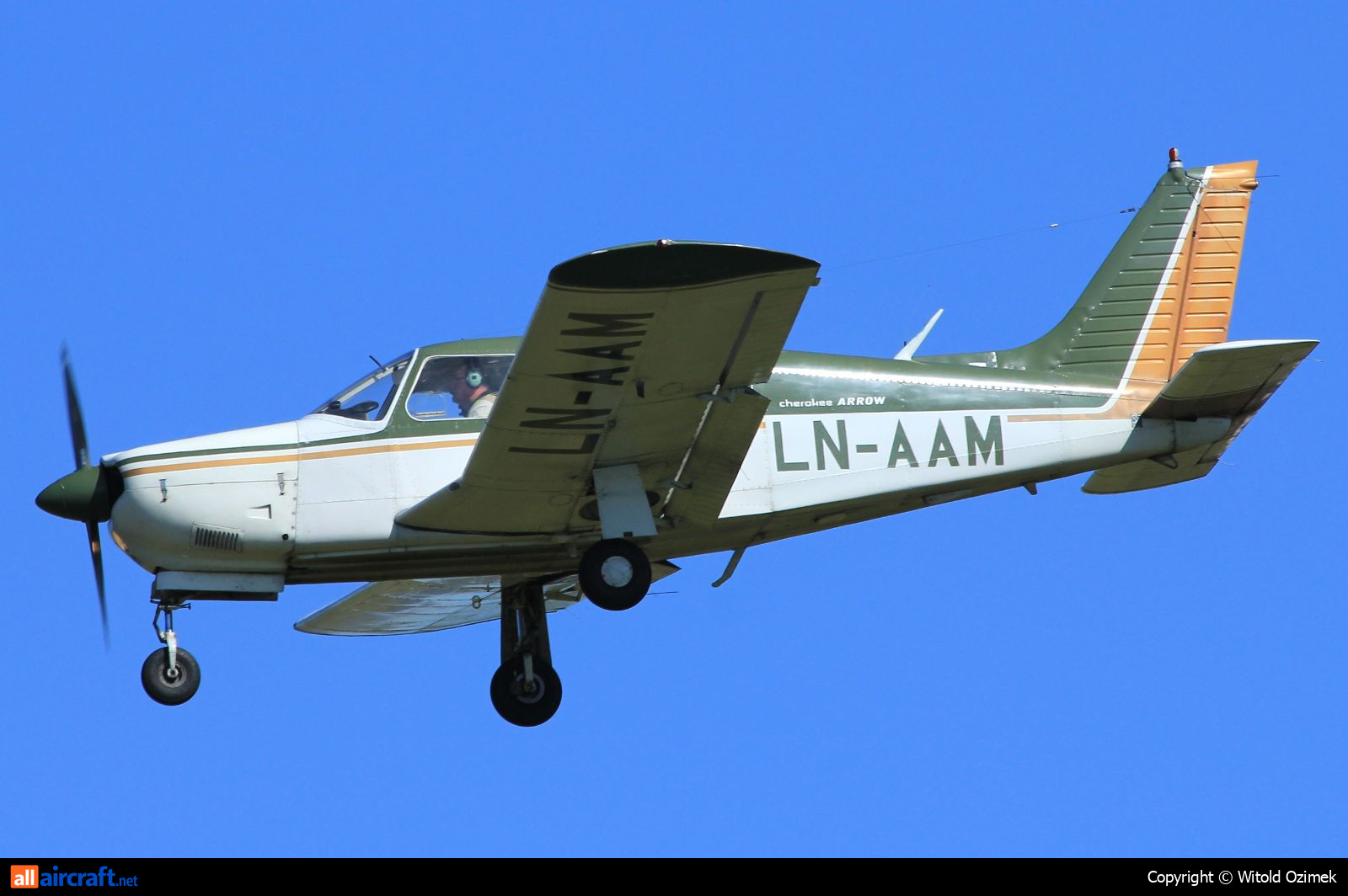 LN-AAM · Piper PA-28R-200 Cherokee Arrow II · (SVG / ENZV)