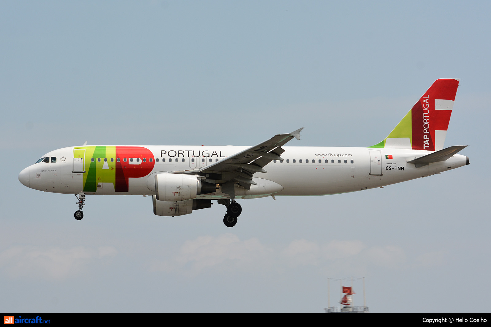 CS-TNH · Airbus A320-214 · (LIS / LPPT)