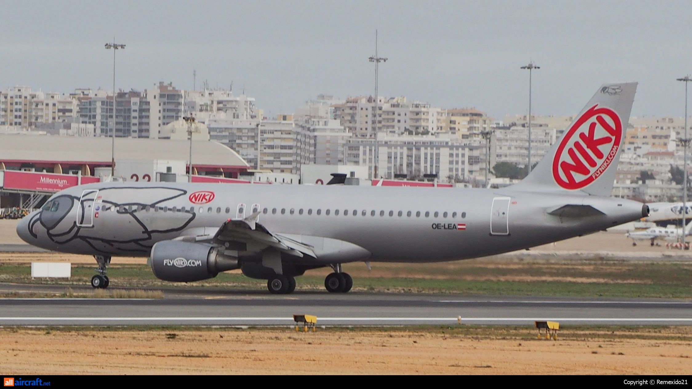 OE-LEA · Airbus A320-214 · (FAO / LPFR)