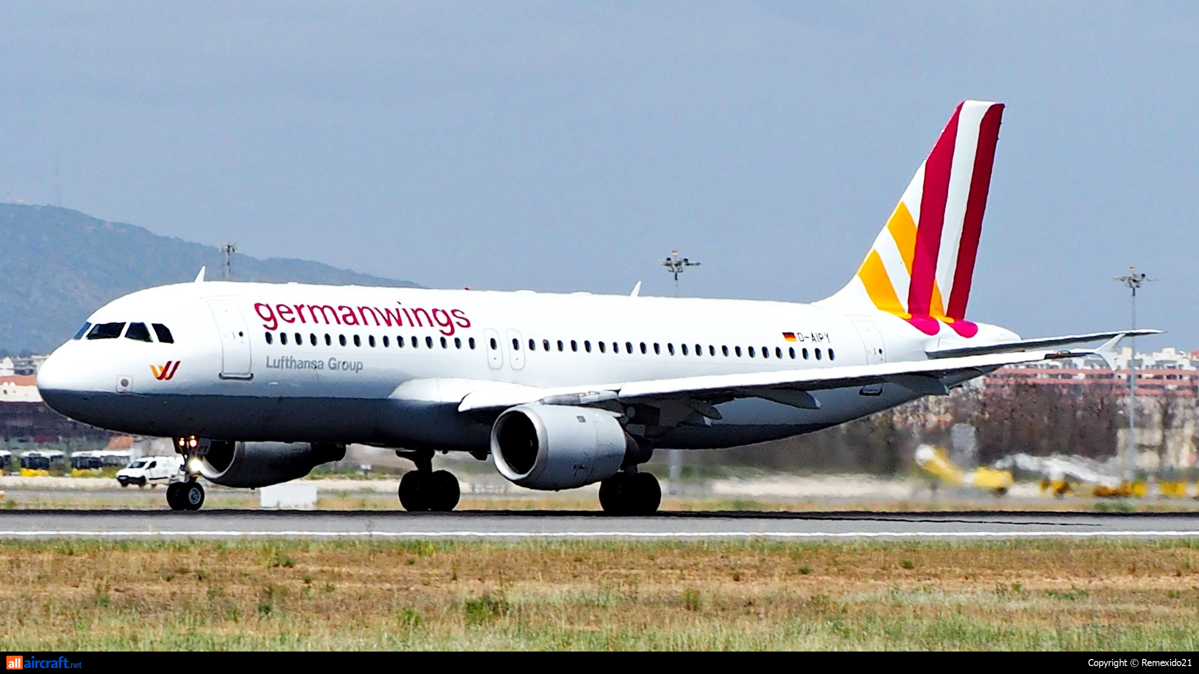 D-AIPY · Airbus A320-211 · (FAO / LPFR)