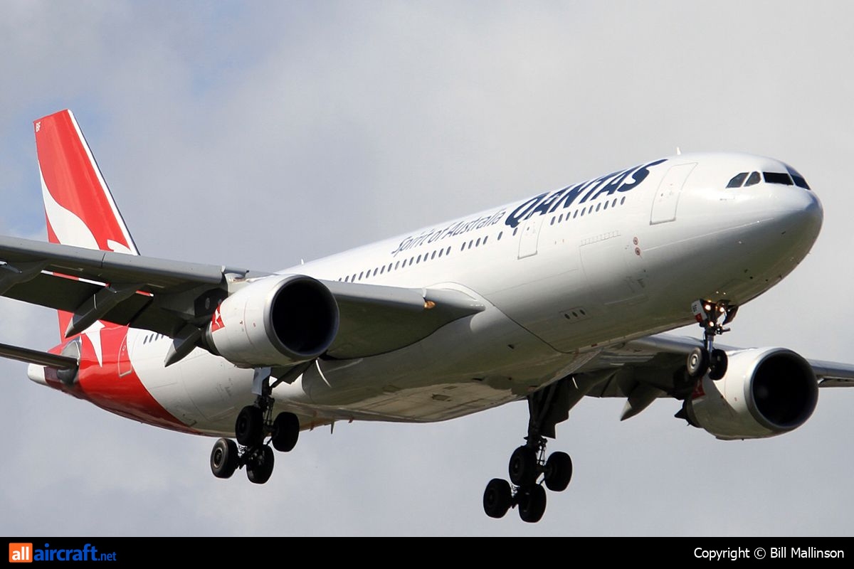 VH-EBF · Airbus A330-202 · (SYD / YSSY)