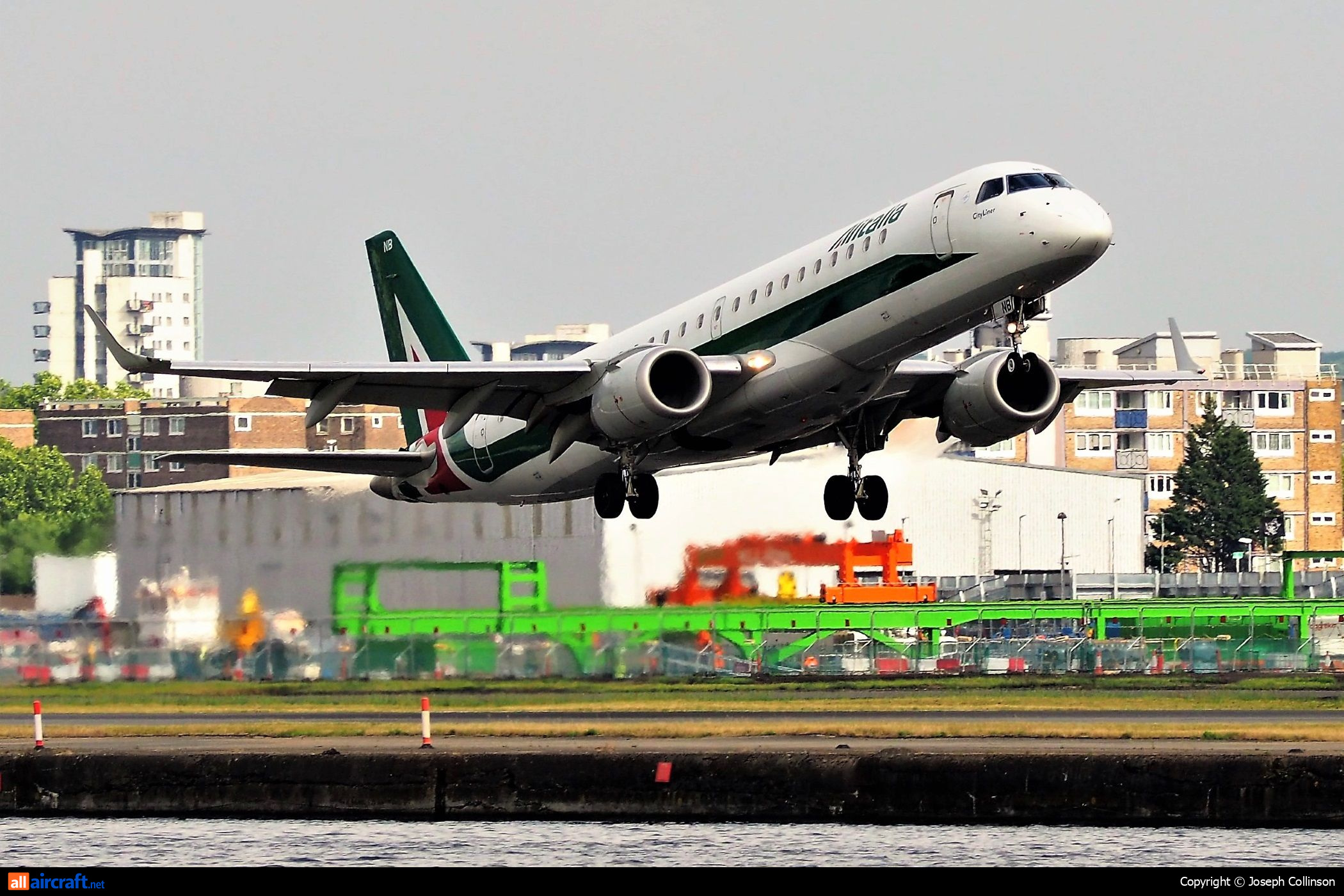 EI-RNB · Embraer 190-100LR · (LCY / EGLC)