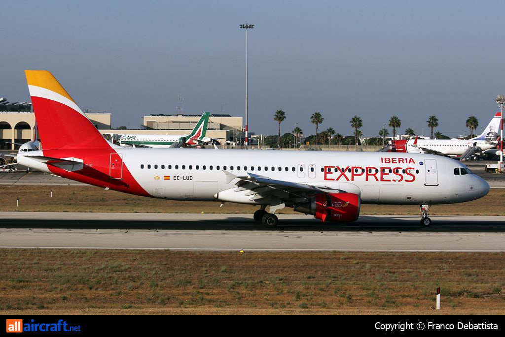 EC-LUD · Airbus A320-214 · (MLA / LMML)