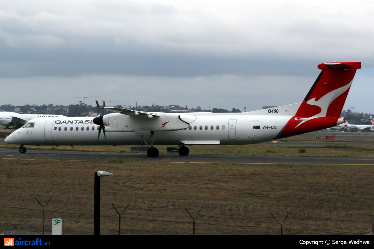 VH-QOI · Bombardier Dash 8-Q402 · (SYD / YSSY)