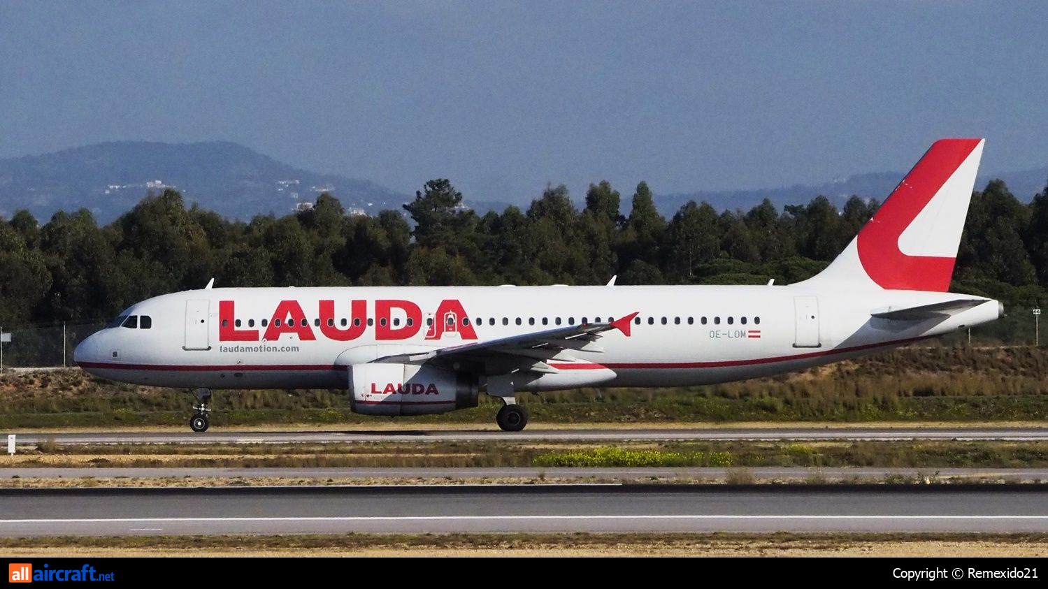 OE-LOM · Airbus A320-232 · (FAO /LPFR)