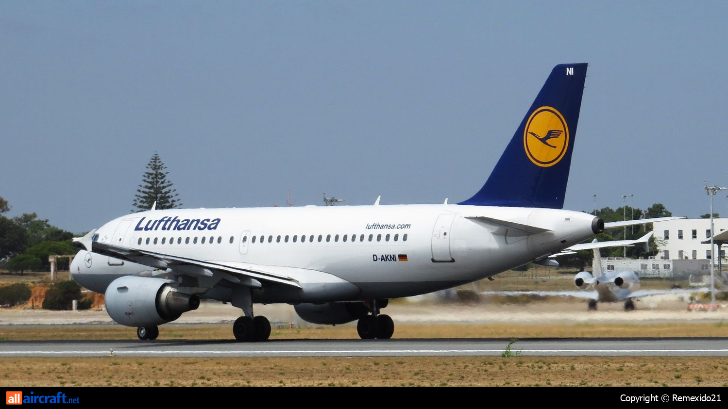 D-AKNI · Airbus A319-112 · (FAO / LPFR)