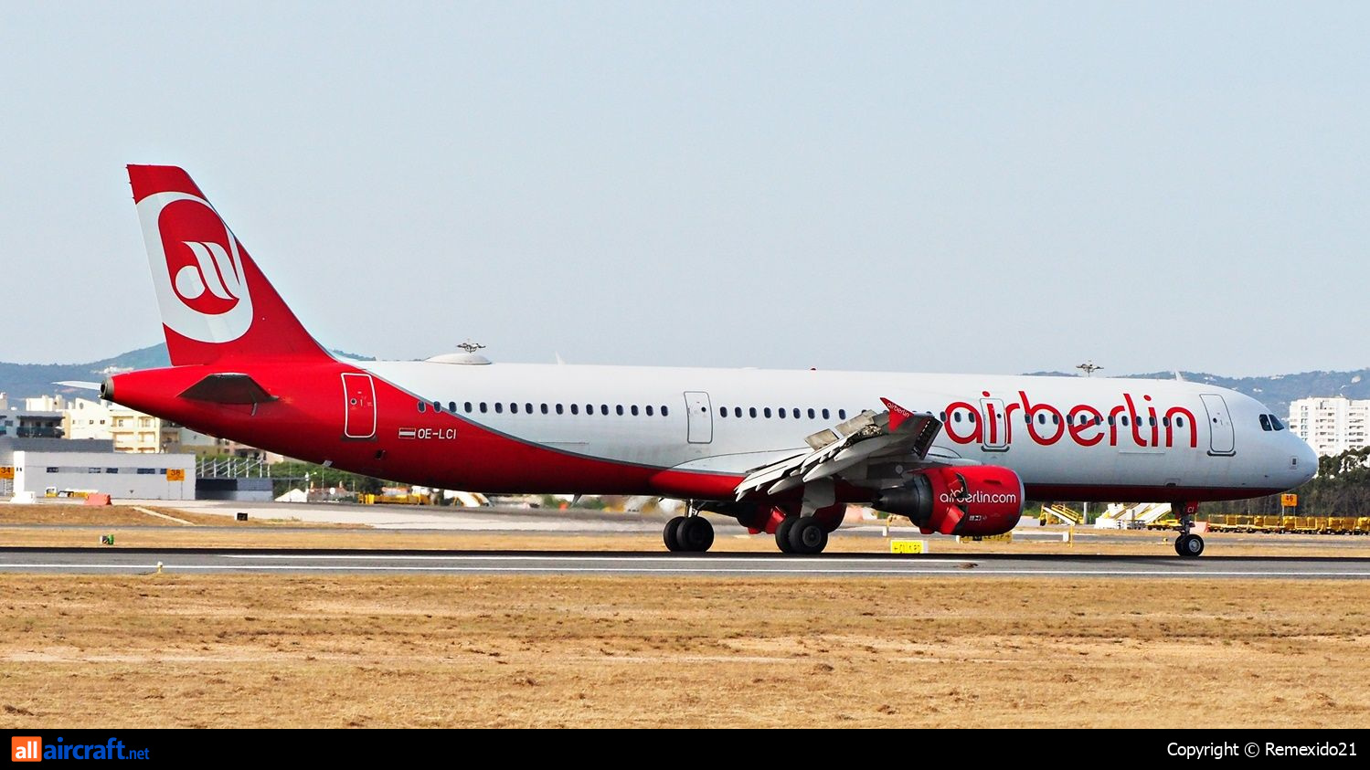 OE-LCI · Airbus A321-211 · (FAO / LPFR)