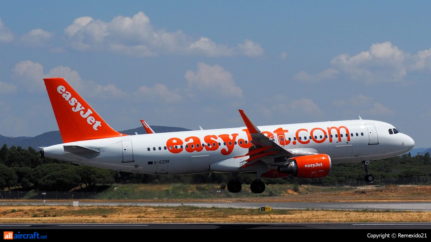 G-EZOK · Airbus A320-214(WL) · (FAO / LPFR)