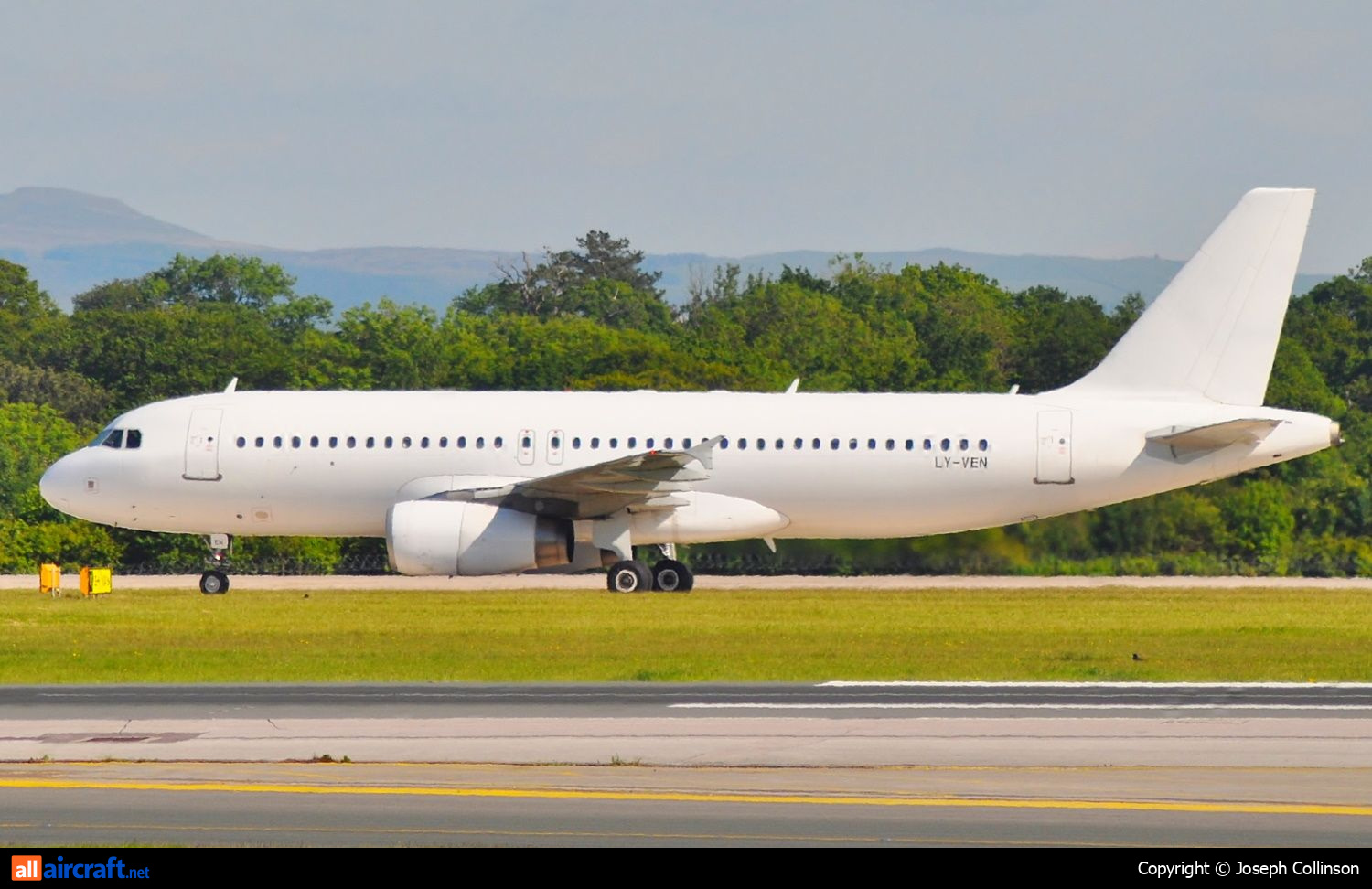 LY-VEN · Airbus A320-233 · (MAN / EGCC)