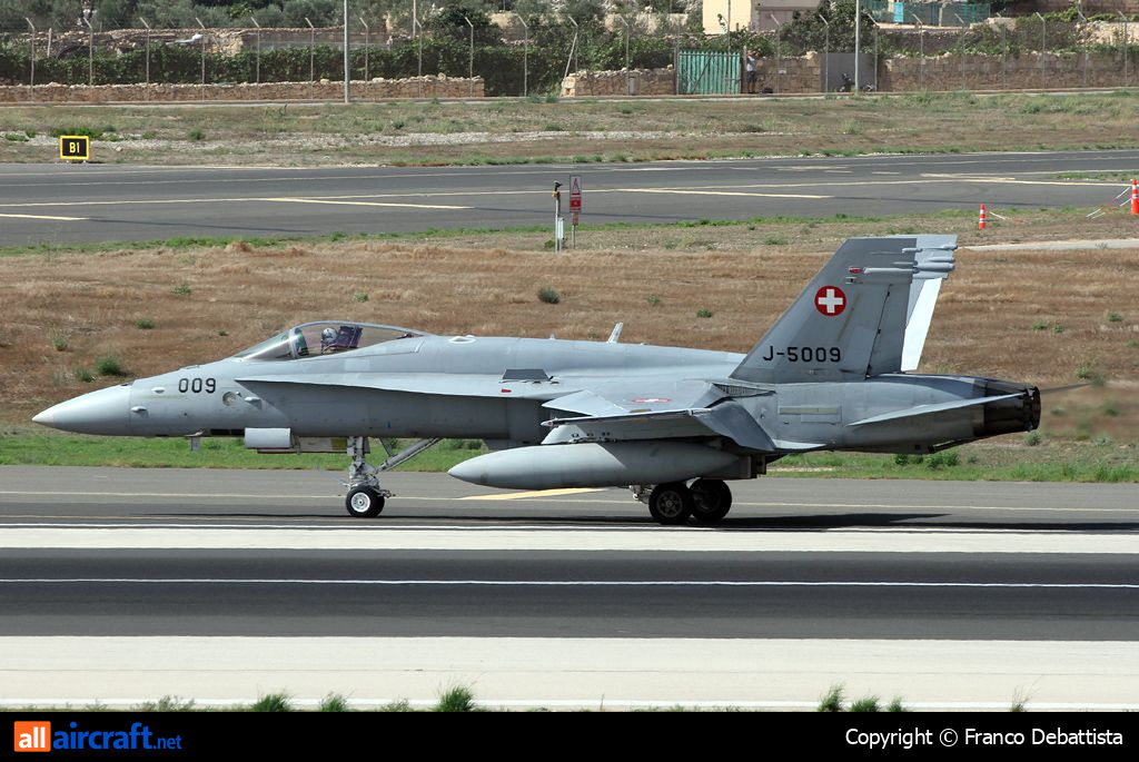 J-5009 · McDonnell Douglas F/A-18C Hornet · (MLA / LMML)