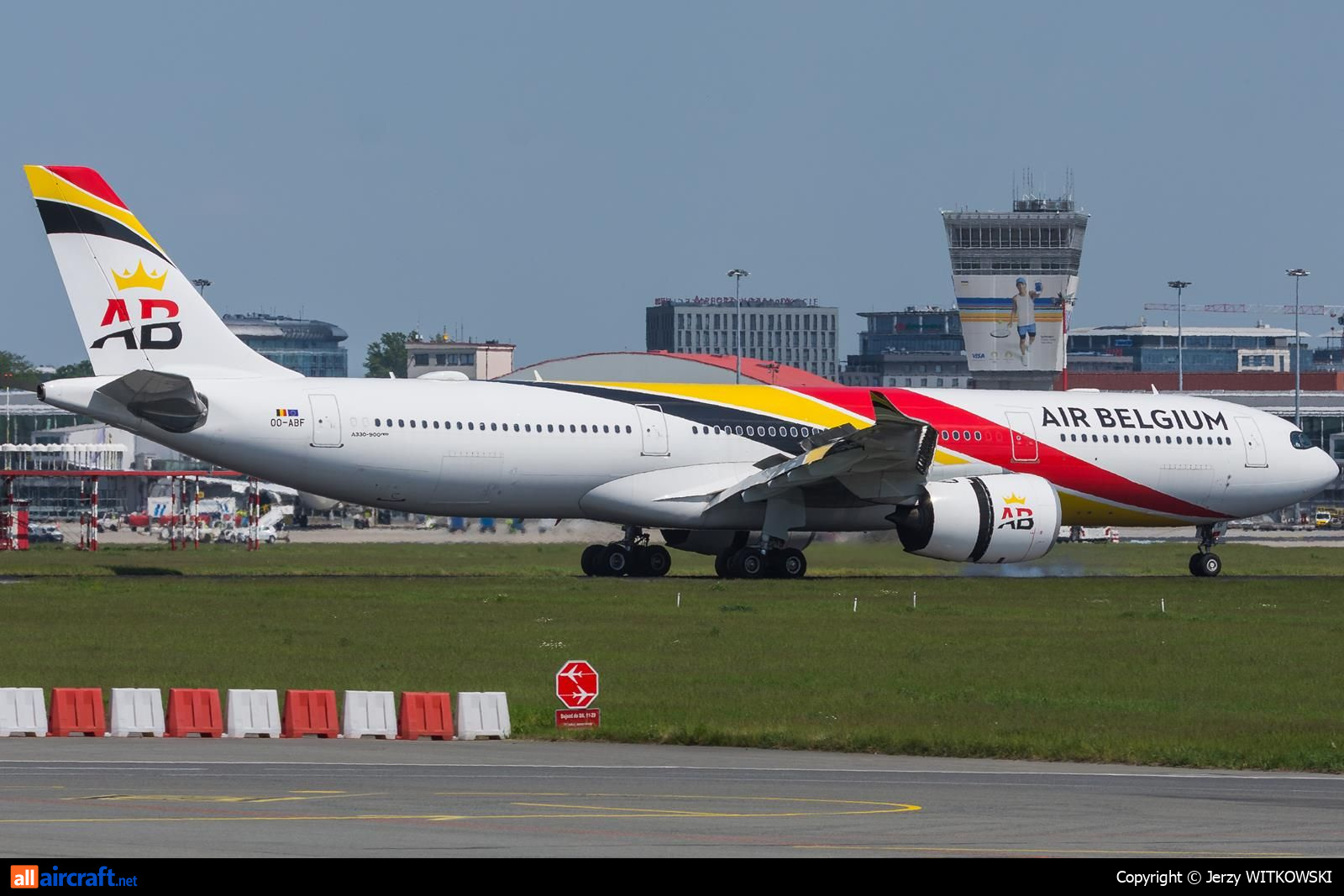 OO-ABF · Airbus A330-941 · (WAW / EPWA)