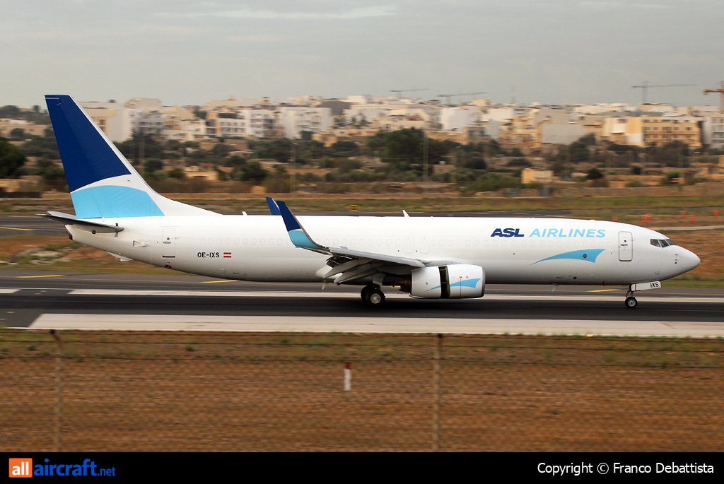 OE-IXS · Boeing 737-86N(BCF)(WL) · MLA / LMML