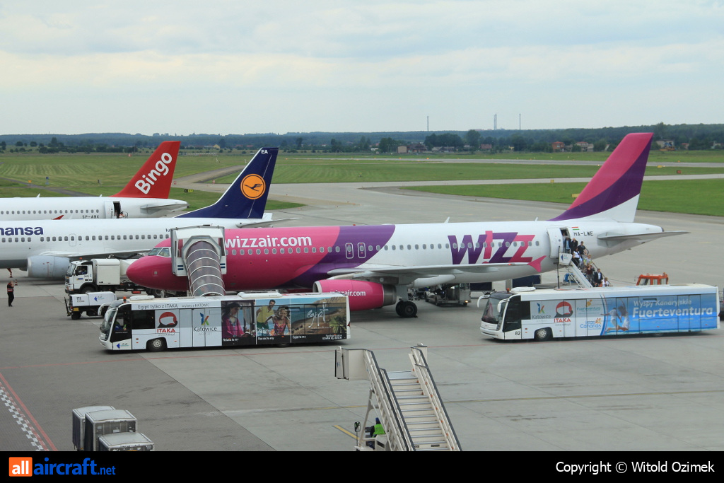 HA-LWE · Airbus A320-232 · (KTW / EPKT)