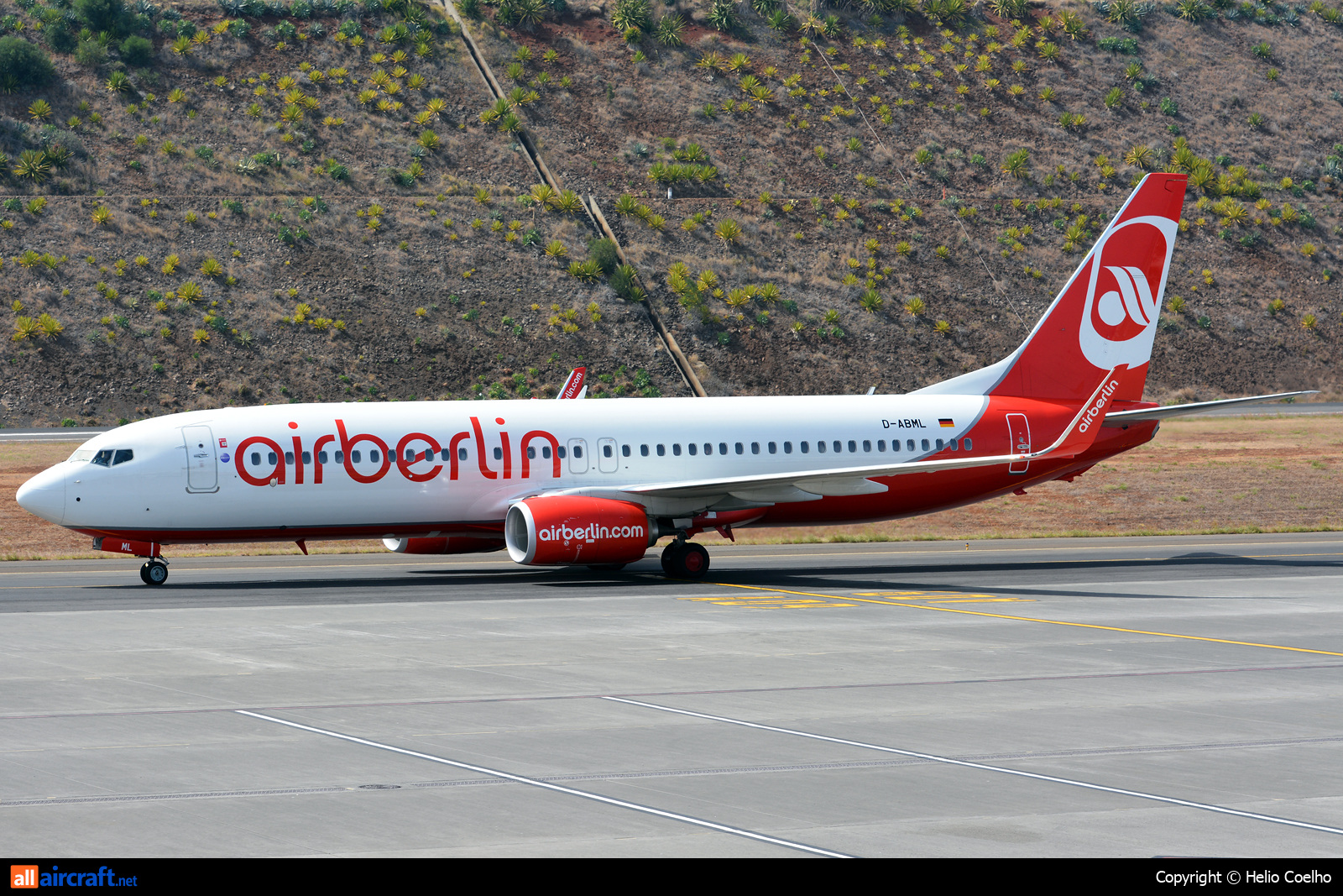 D-ABML · Boeing 737-86J(WL) · (FNC / LPMA)